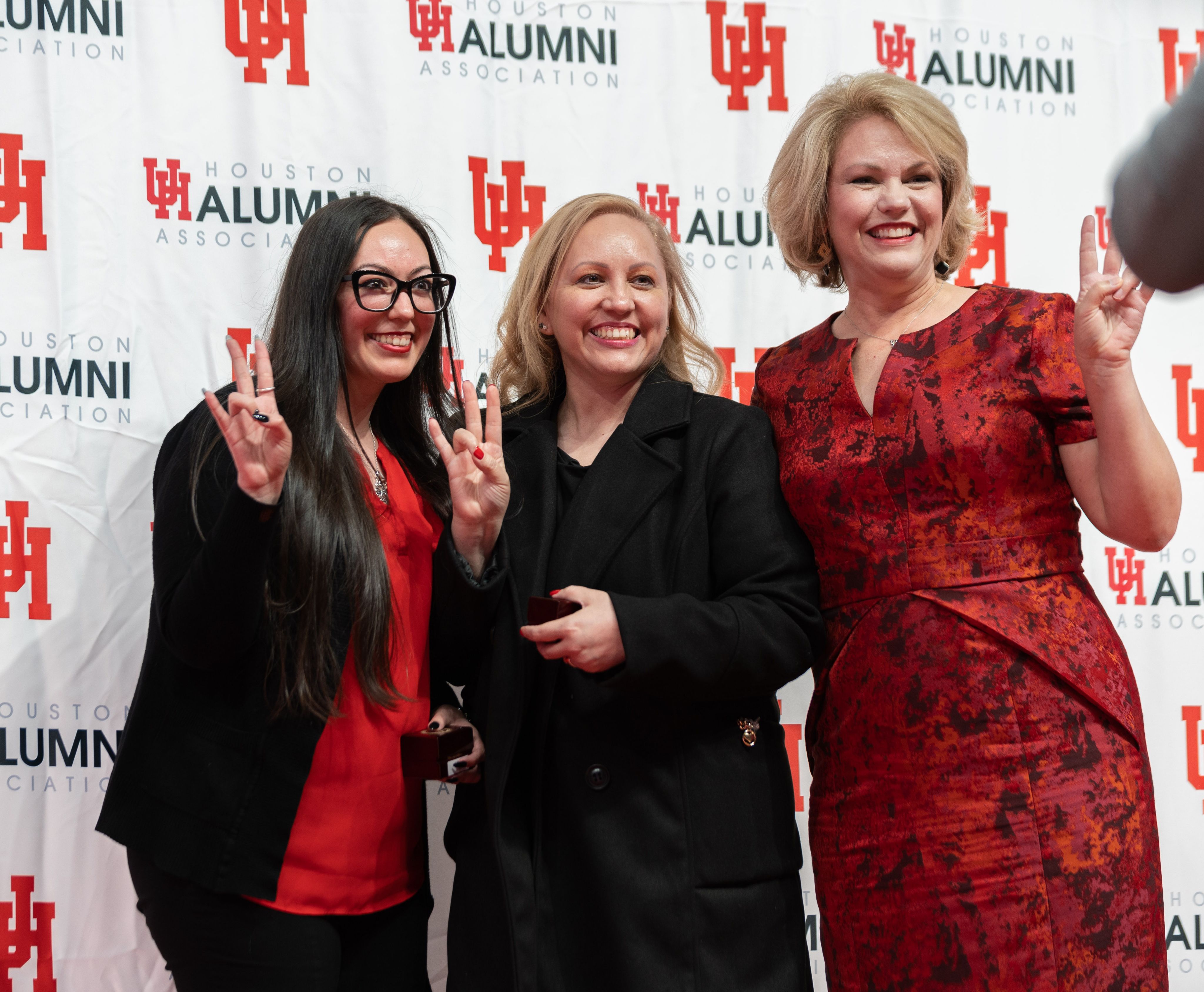 Victoria and Lisa Lopez pose with Drue DaSilva, presidentUH Alumni Association Foundation board president during the UH ring ceremony.