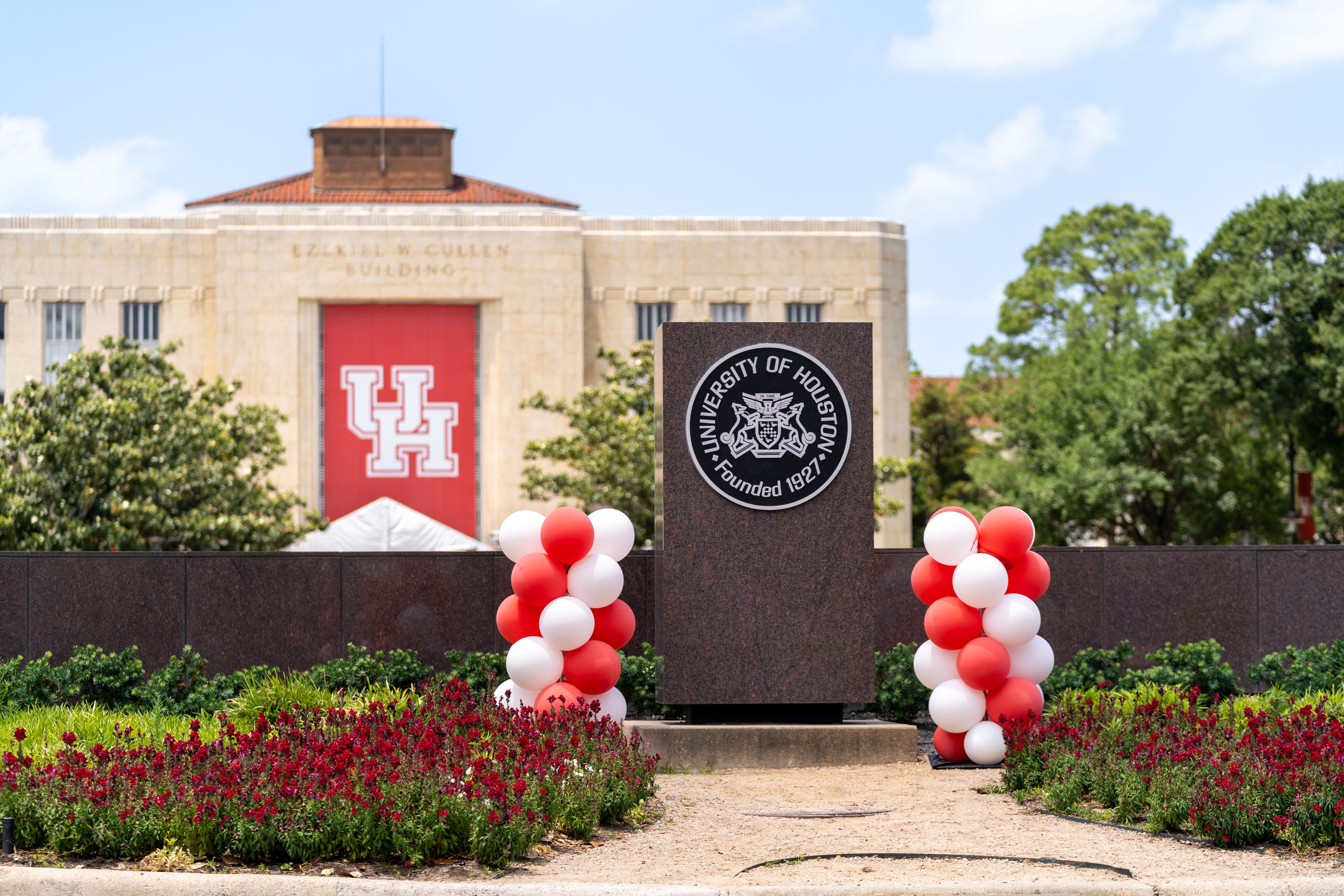 A picture of the UH Seal at the Cullen Circle