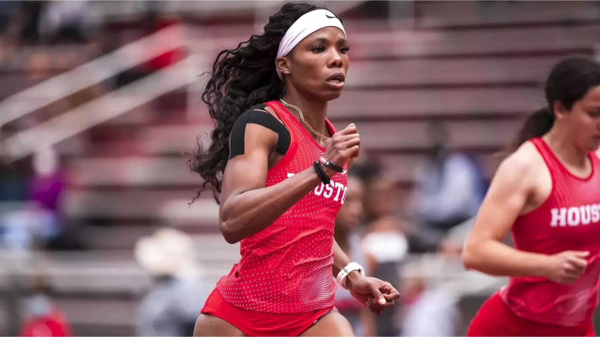Tristan Evelyn running race for Houston Cougars