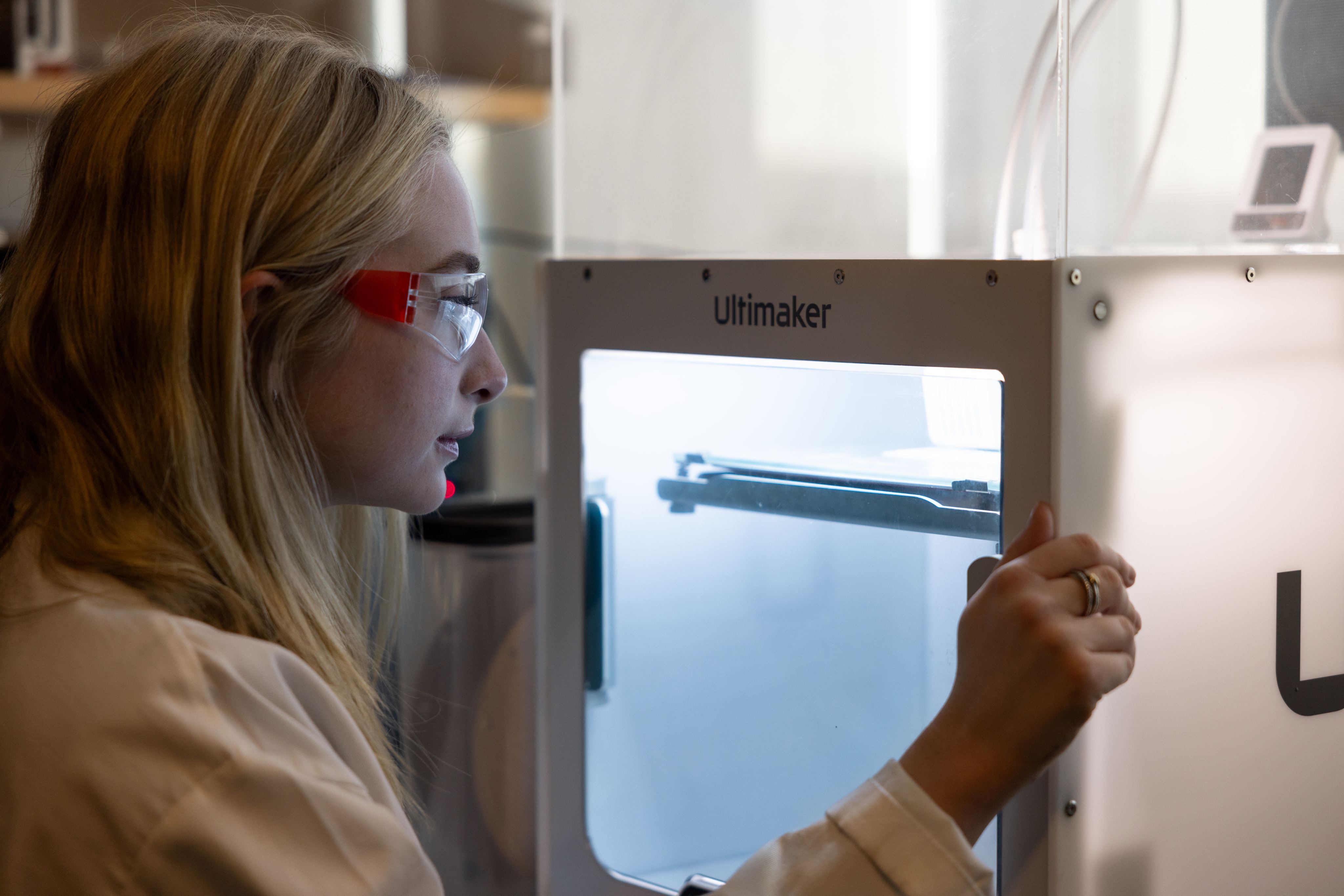 Emma Nicholas using the 3d printer.
