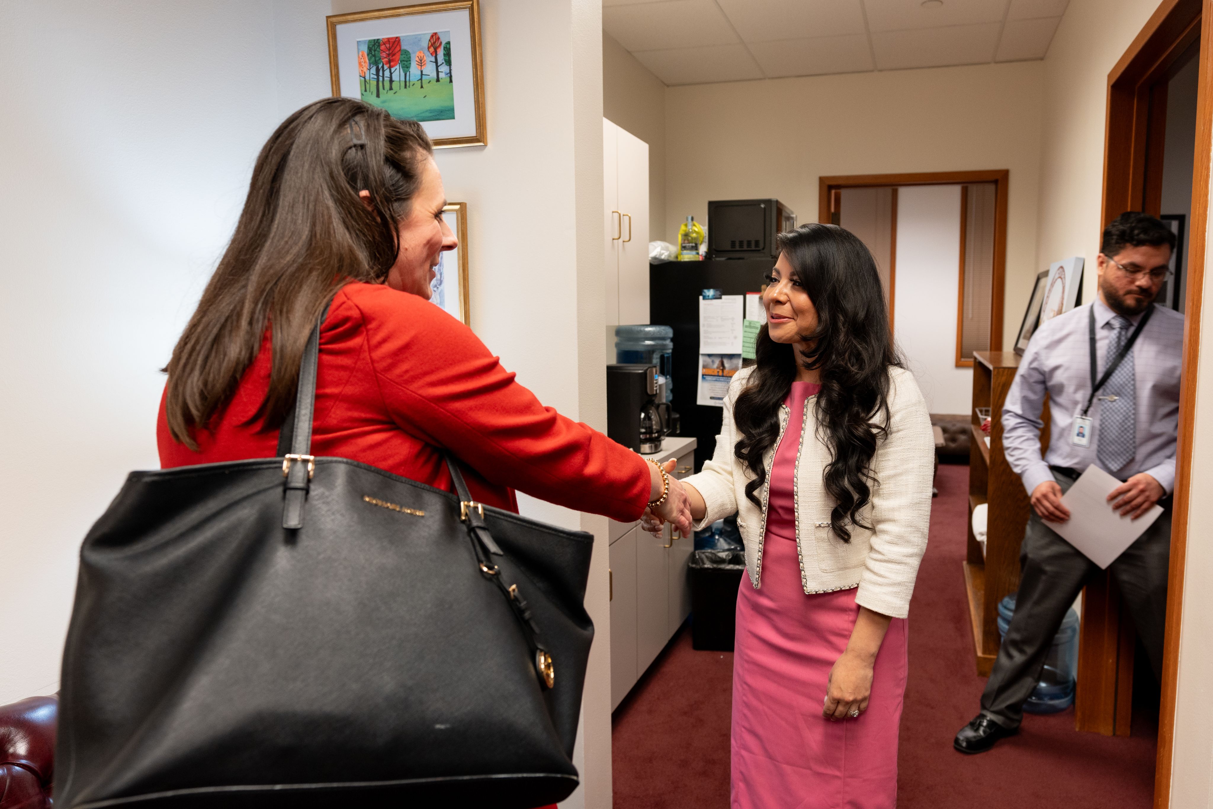 UH student shaking hands with Representative Cassandra Garcia Hernandez.