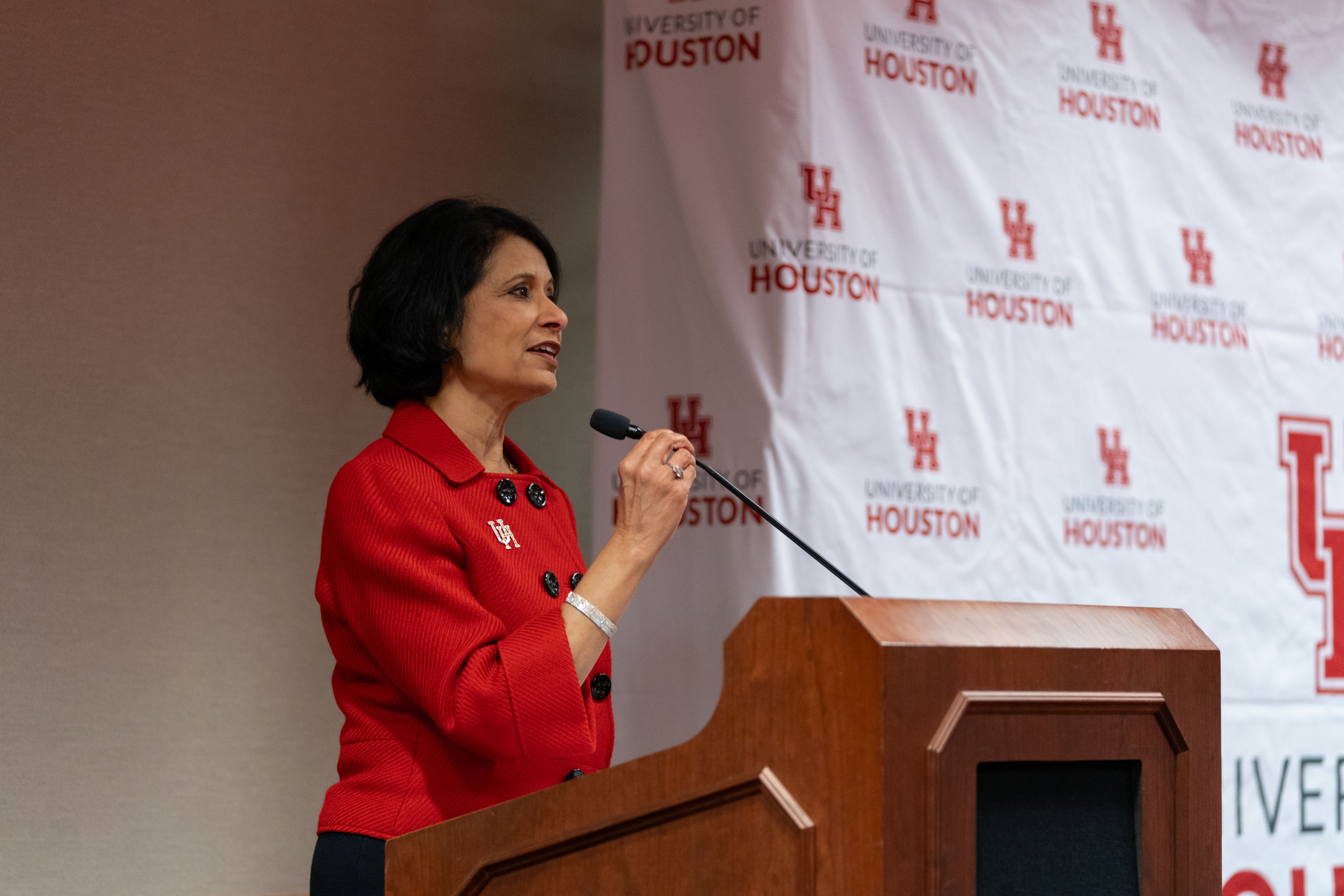 UH President Renu Khator speaks to students, faculty and staff from a podium.